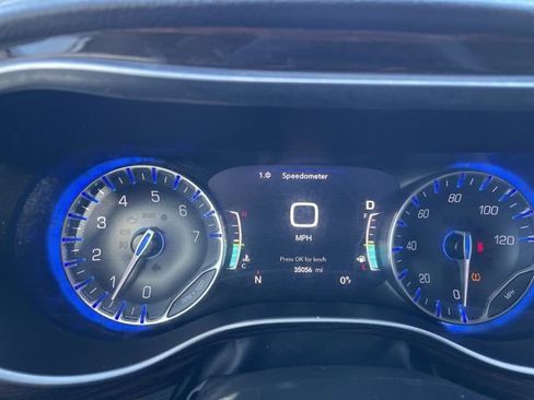 Used 2023 Chrysler Pacifica Limited w/ Uconnect Theater Family Group image 9