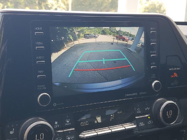 Used 2020 Toyota Highlander XLE FWD image 16