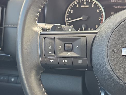 Used 2025 Nissan Pathfinder SV FWD image 18