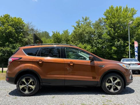 Used 2017 Ford Escape SE w/ Equipment Group 201A AWD/4WD image 9