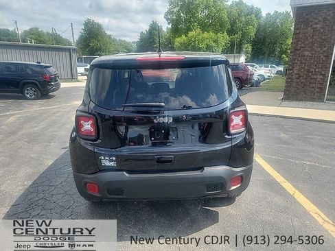 Used 2023 Jeep Renegade Latitude AWD/4WD image 3