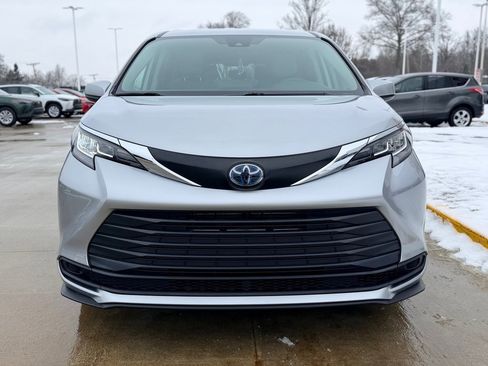Used 2023 Toyota Sienna LE image 2