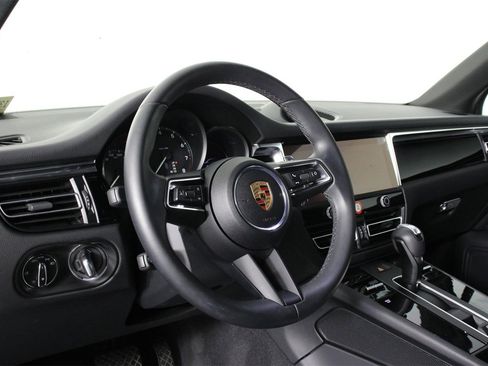 Used 2025 Porsche Macan image 4