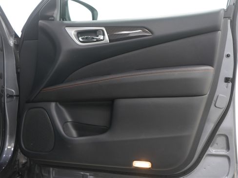 Used 2020 Nissan Pathfinder SL image 9