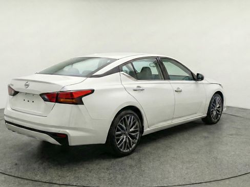 Used 2025 Nissan Altima 2.5 SV FWD image 9
