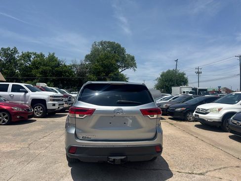 Used 2017 Toyota Highlander LE FWD image 6