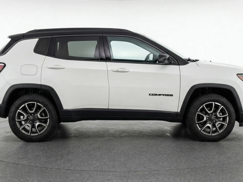 Used 2025 Jeep Compass Trailhawk AWD/4WD image 11