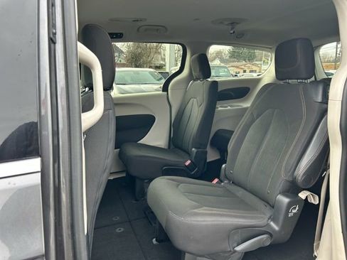 Used 2017 Chrysler Pacifica LX FWD image 16