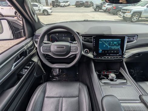 Used 2024 Jeep Wagoneer L Series II w/ Flexible Seating Group image 17