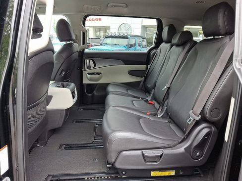 Used 2024 Kia Carnival LX FWD image 11