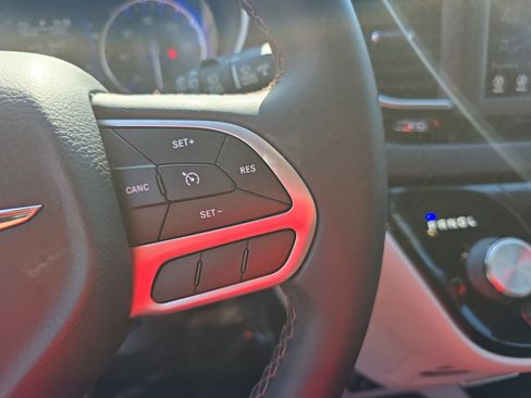 Used 2018 Chrysler Pacifica Touring-L image 19