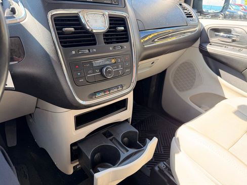 Used 2012 Chrysler Town & Country Touring-L FWD image 25
