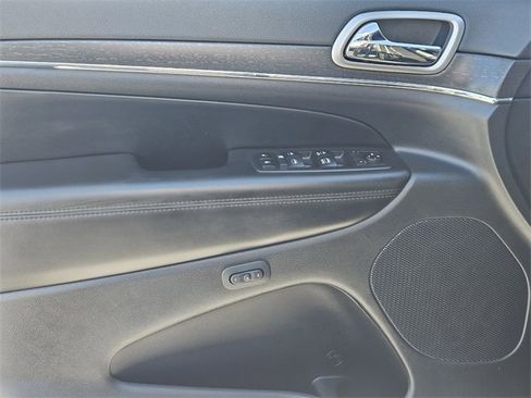 Used 2018 Jeep Grand Cherokee Limited image 23