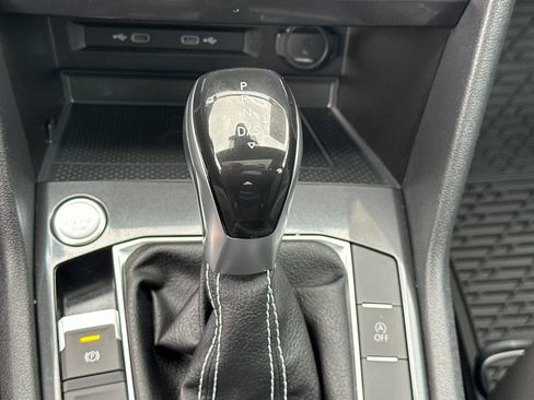 Used 2022 Volkswagen Tiguan SE w/ Panoramic Sunroof Package image 22