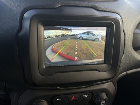 Used 2019 Jeep Renegade Latitude w/ Safety & Security Group II image 16