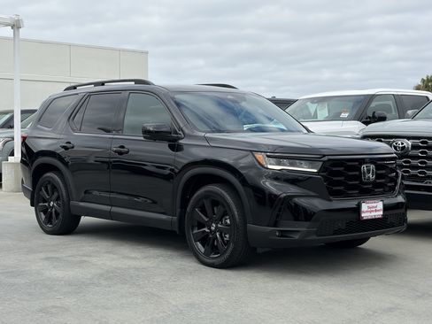 Used 2025 Honda Pilot Black Edition image 2