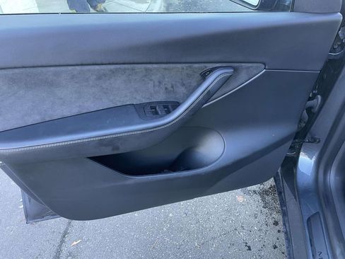 Used 2022 Tesla Model Y Long Range image 25