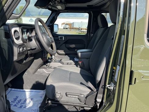 Used 2024 Jeep Gladiator Sport image 21