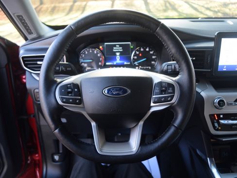 Used 2021 Ford Explorer XLT w/ Equipment Group 202A image 4