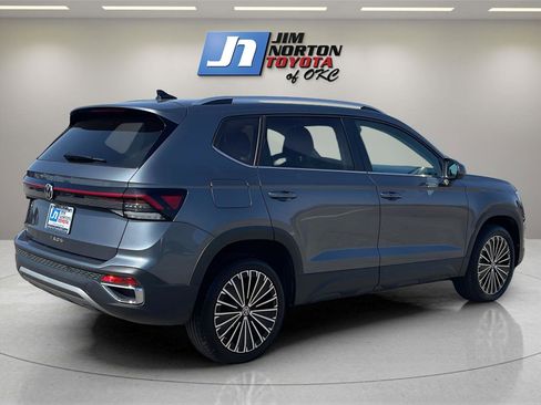Used 2025 Volkswagen Taos SE image 5