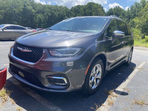 Used 2022 Chrysler Pacifica Limited FWD image 3