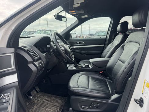Used 2017 Ford Explorer XLT w/ Equipment Group 202A image 5