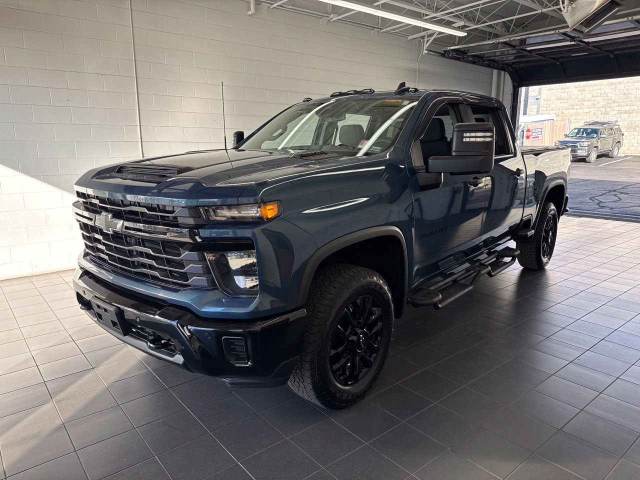 Used 2025 Chevrolet Silverado 2500 Custom w/ Custom Value Package AWD/4WD image 4