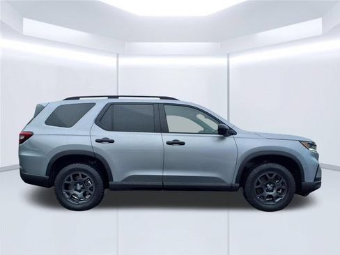 Used 2025 Honda Pilot TrailSport image 3