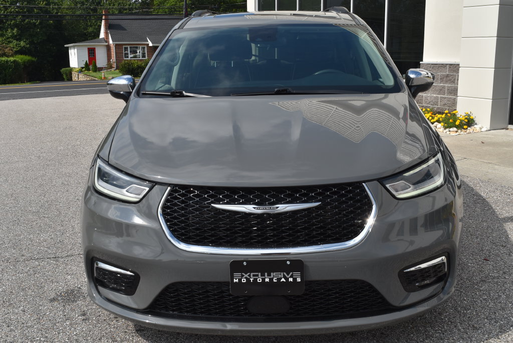 Used 2023 Chrysler Pacifica Limited FWD image 3
