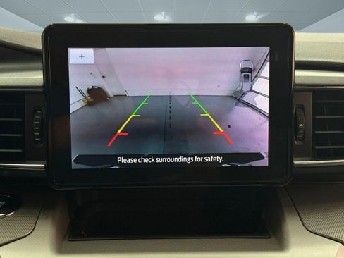 Used 2022 Ford Explorer XLT w/ Equipment Group 202A AWD/4WD image 32