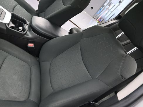 Used 2021 Toyota RAV4 XLE w/ Convenience Package AWD/4WD image 9