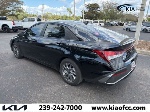 Used 2024 Hyundai Elantra SEL image 3