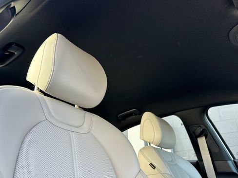 Used 2025 Genesis G70 2.5T image 17