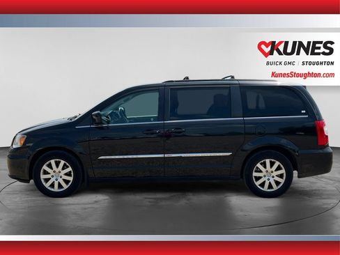 Used 2016 Chrysler Town & Country Touring FWD image 4