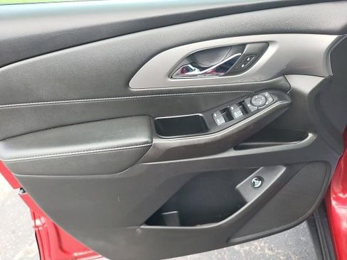 Used 2023 Chevrolet Traverse LT image 25