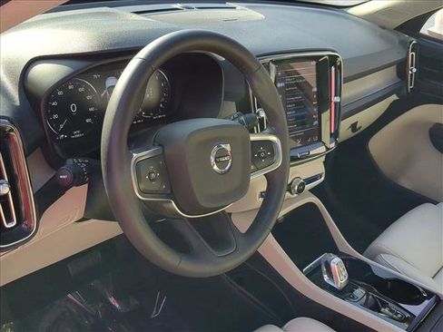 Used 2022 Volvo XC40 T4 Inscription w/ Advanced Package image 10