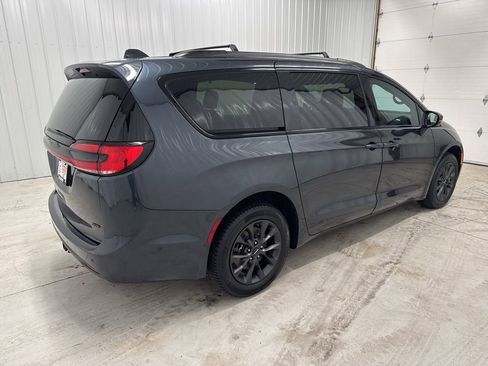 Used 2021 Chrysler Pacifica Touring-L w/ Uconnect Theater Family Group AWD/4WD image 6