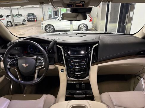 Used 2020 Cadillac Escalade Luxury AWD/4WD image 8