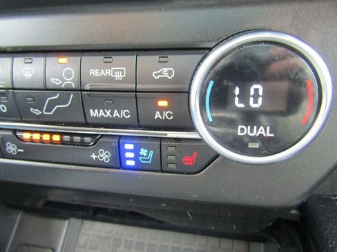 Used 2018 Ford Expedition XLT w/ Equipment Group 202A AWD/4WD image 33