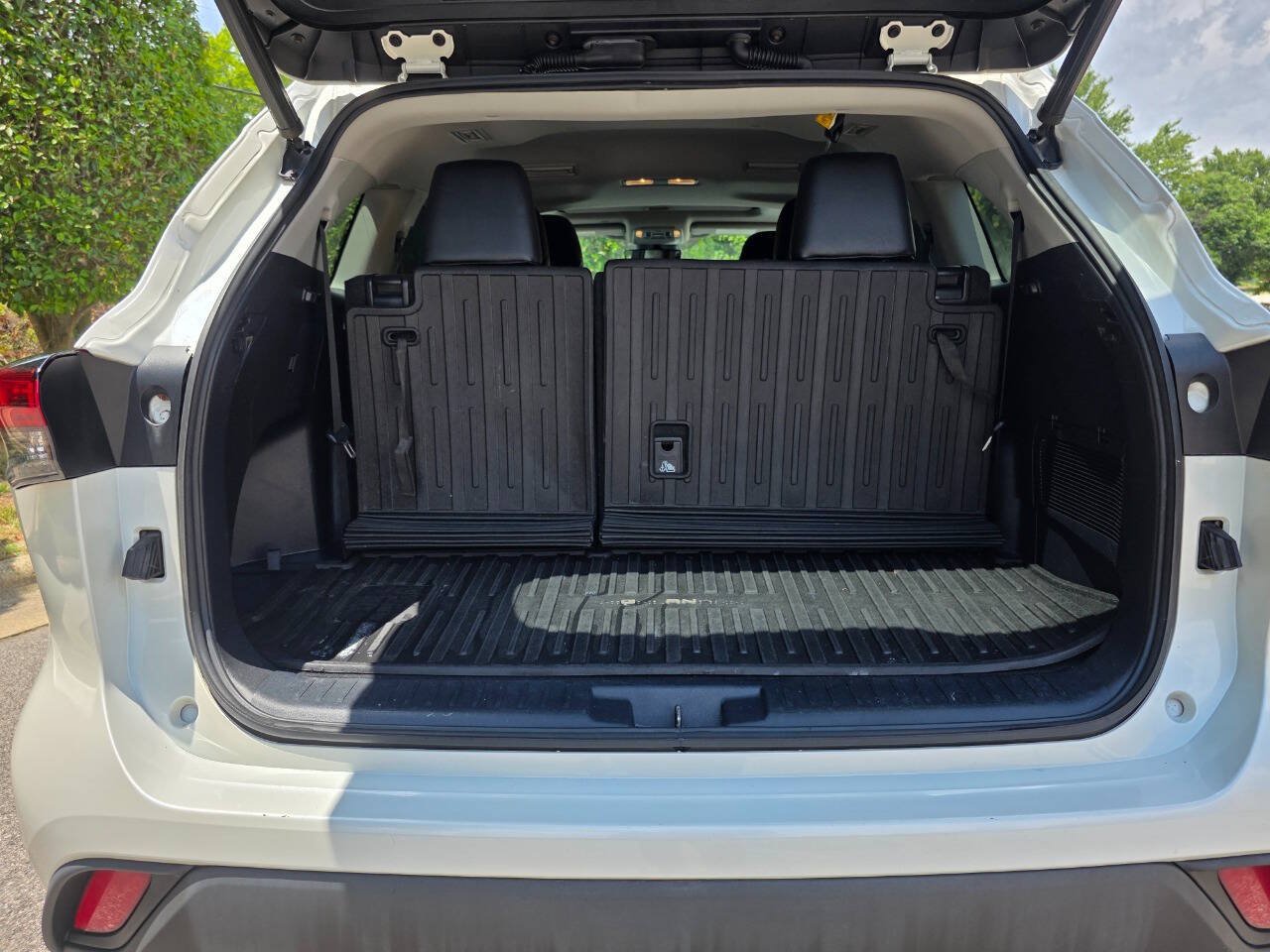 Used 2021 Toyota Highlander XLE AWD/4WD image 37