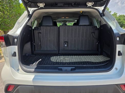 Used 2021 Toyota Highlander XLE AWD/4WD image 37