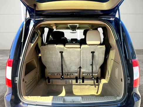 Used 2015 Chrysler Town & Country Touring-L w/ Driver Convenience Group FWD image 10