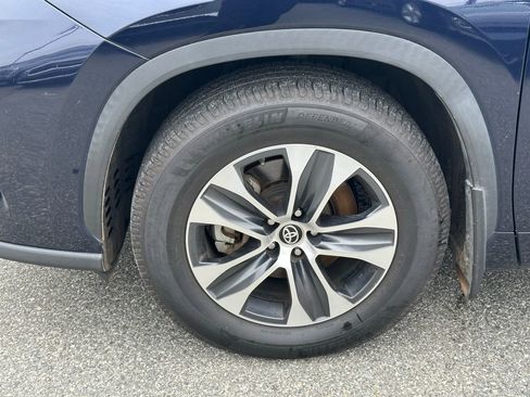 Used 2020 Toyota Highlander XLE image 3