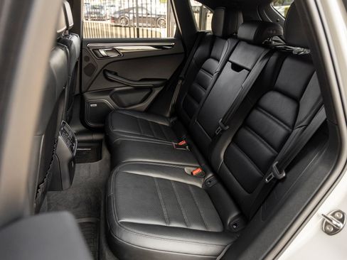 Certified 2025 Porsche Macan AWD/4WD image 36