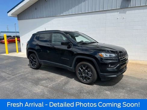 Used 2024 Jeep Compass Latitude w/ Convenience Group AWD/4WD image 2
