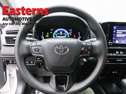 Used 2025 Toyota Camry Hybrid FWD image 10