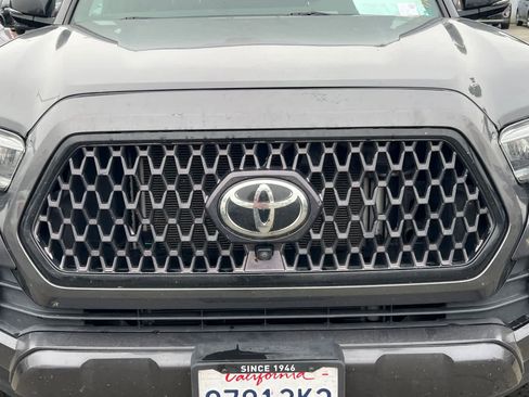 Used 2022 Toyota Tacoma Limited image 9