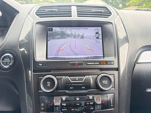 Used 2017 Ford Explorer XLT w/ Equipment Group 202A AWD/4WD image 23