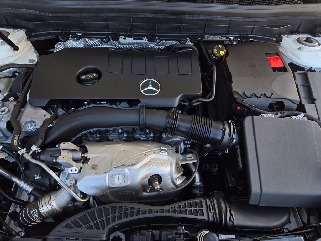 Used 2022 Mercedes-Benz GLB 250 image 34