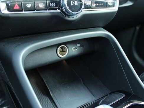 Used 2025 Volvo XC40 B5 Plus image 20